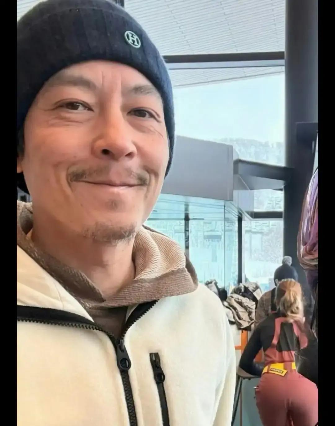 陈冠希的巨变：从娱乐圈男神到平凡家庭汉

近年来，香港娱乐圈的陈冠希从当红帅哥跌