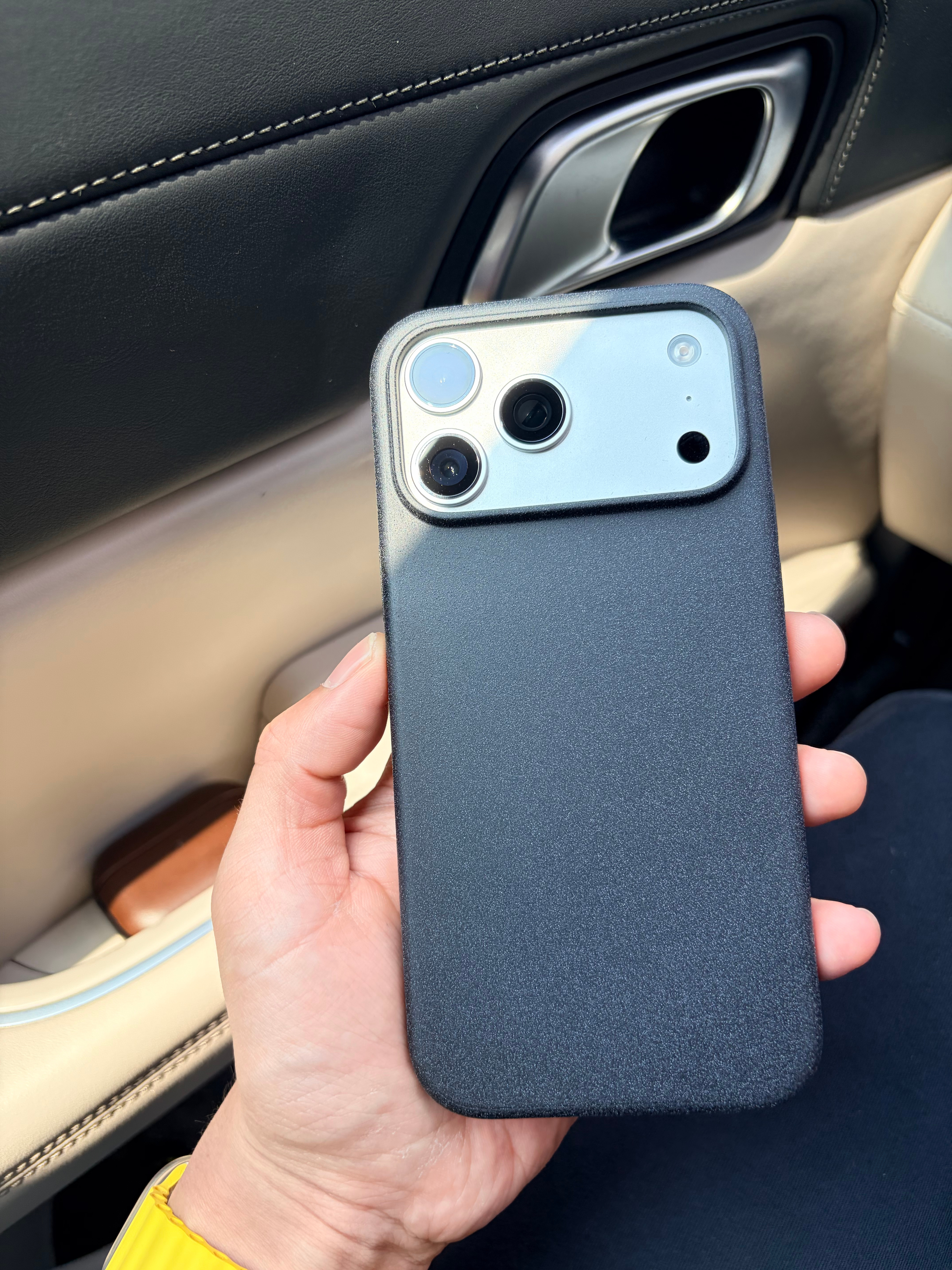 讲真！我是一个很难接受黑色手机壳的莱。（深色壳子或者说手机很容易显汗/手印）但是