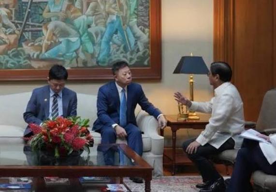 中菲仁爱礁冲突后，菲律宾紧急召见中国大使，小马科斯气得不行。

7 月 21 日