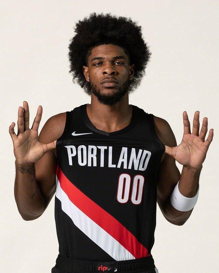 斯库特-亨德森的第三代签名鞋Scoot Zeros III，也是一双没啥存在感的