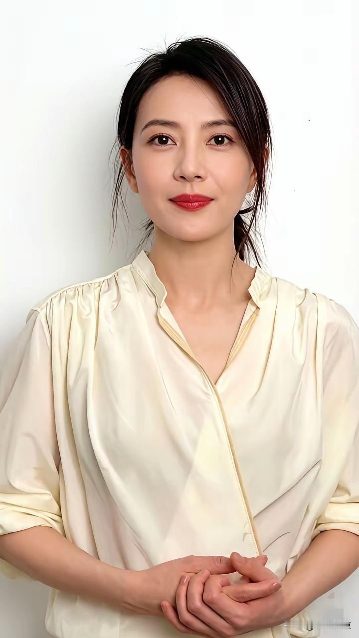高圆圆的美，是天生底子和后天雕琢共同作用的结果呀🥰

 她本来就有柔和舒展的淡