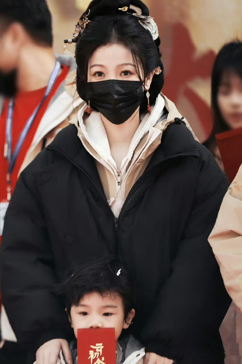 虞书欣张云龙开机照曝光，“无业”大女主现场吸睛

2026年1月11日，虞书欣与