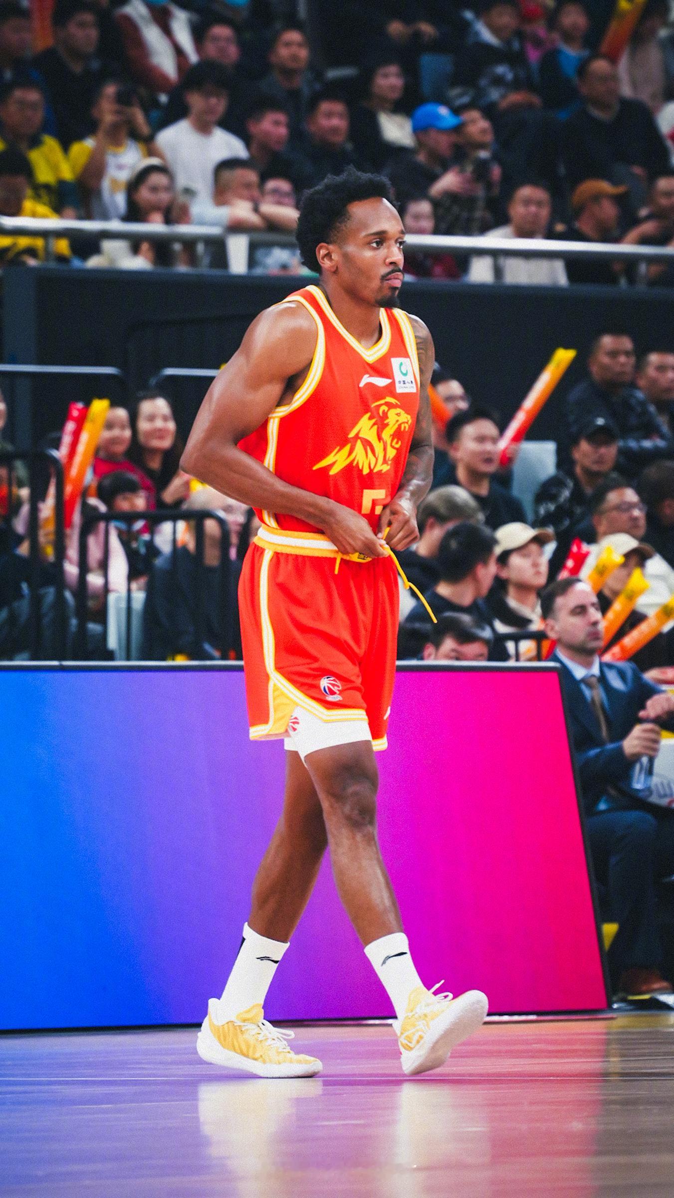 CBA鞋视角揭幕战· 布朗 / 利刃6 PE· 迪亚洛 / 韦德之道12「雕像」