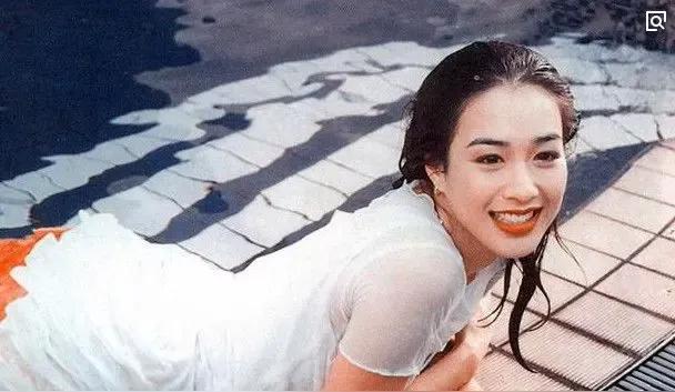 钟丽缇是那种漂亮又性感的类型，年轻的时候更是美的风情万种，不瘦不胖，笑起来更好看