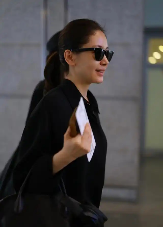 38岁王子文黑纱裙机场图，这个状态应该是内娱女明星少有的 