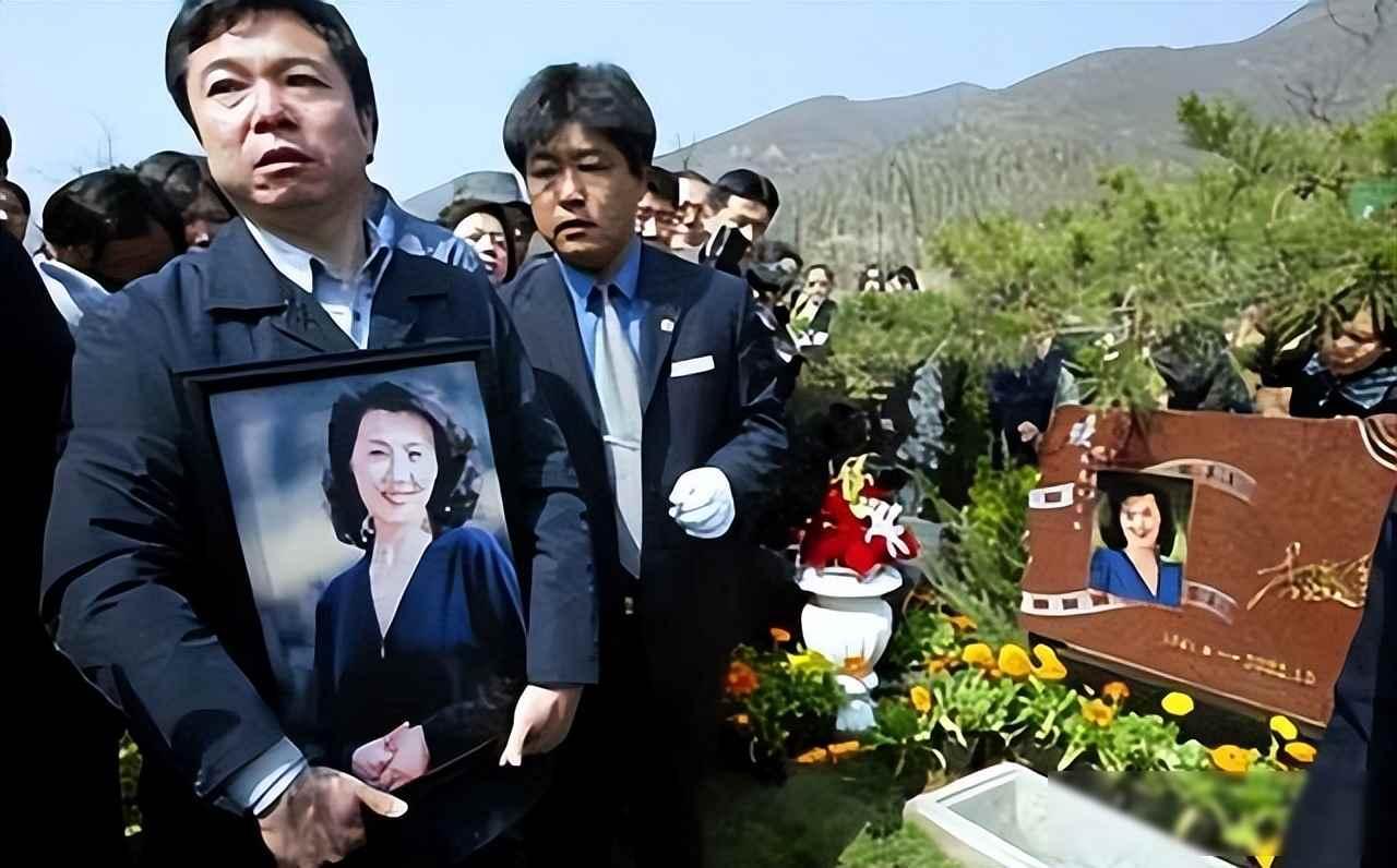 杂草盖了她的墓，观众忘了她名字，可弹幕还在夸她眼神

2025年6月，有人在天寿