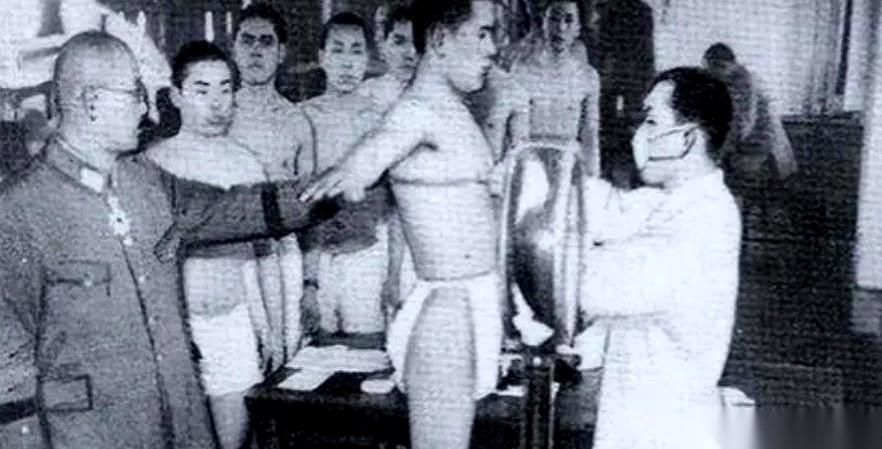 翻开1946年的日本战后档案，有个群体连日本政府自己都死捂着不敢提：慰安夫。
当