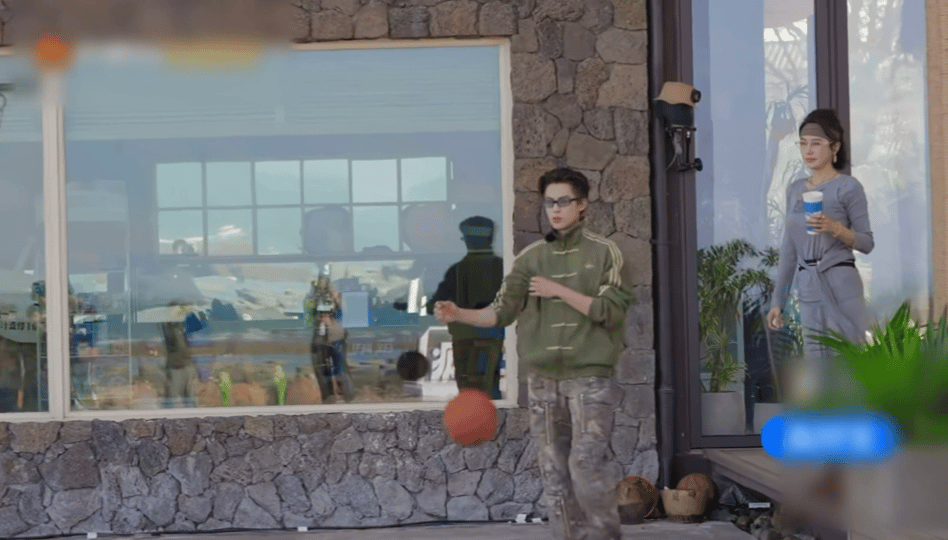 王鹤棣篮球生涯最受挫的一次 谁能拒绝帅气打球的王鹤棣？轩轩做到了！沉浸式无视帅哥