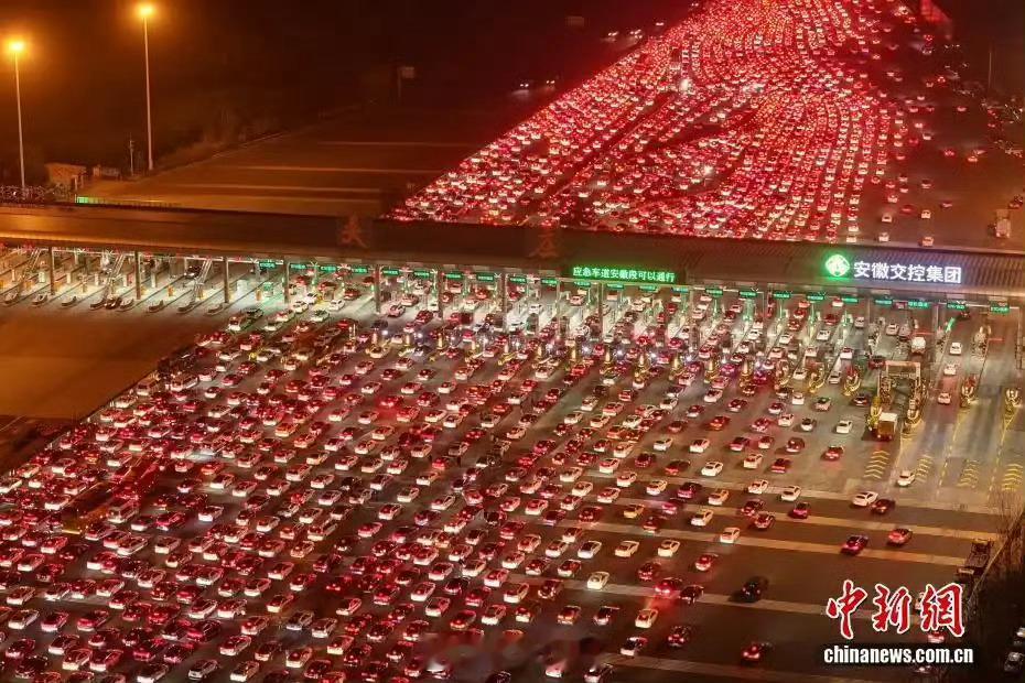 中国最大高速收费站迎返程高峰 真吓人，高速收费站竟然能有这么多车，还是那句话错峰