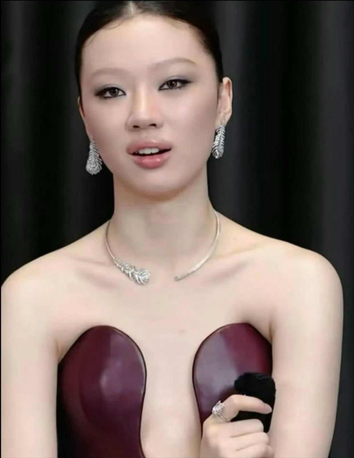 单依纯这衣服设计好奇特，酒红色抹胸像两片猪肝，造型师审美真的在线吗？ 