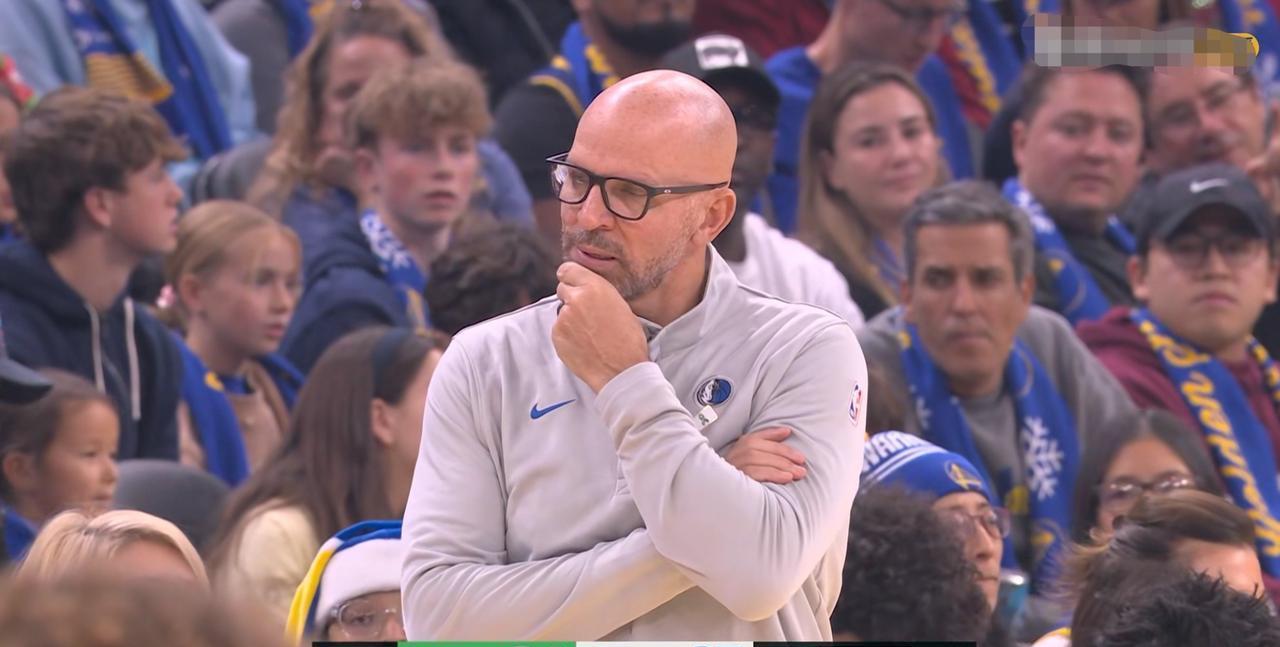 库里狂砍31分！
勇士圣诞大战把独行侠打懵了。
基德教练在场边抹脸的表情，就是独