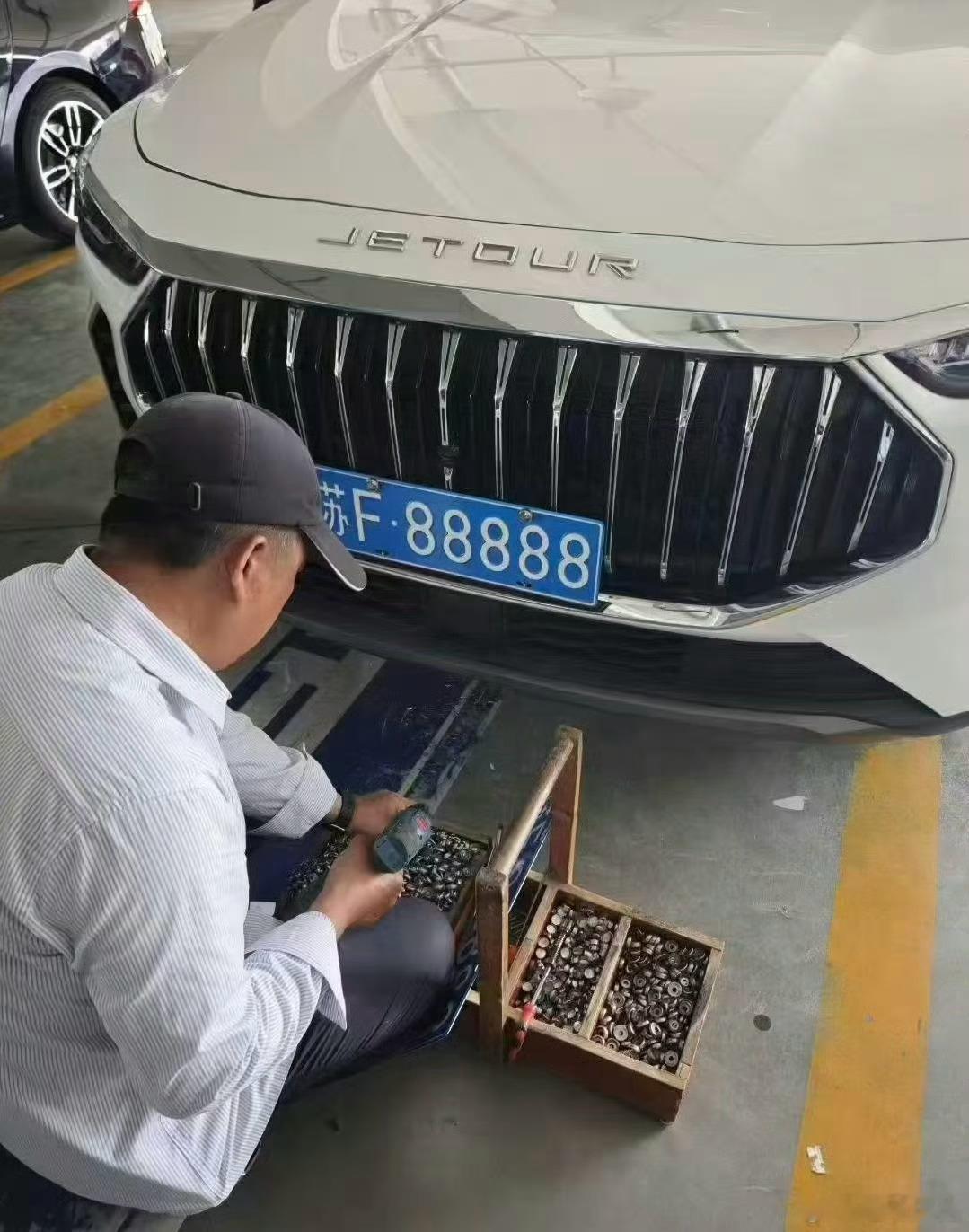 女车主摇中88888车牌有人现场出价110万这运气是真牛哇建议借这个豹子牌照大宣