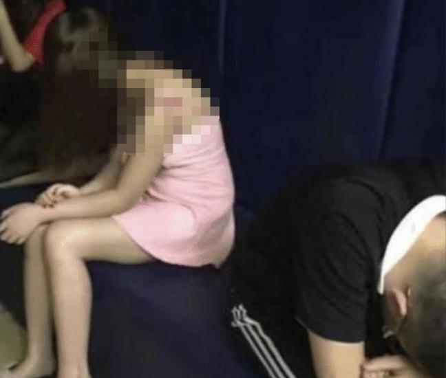 男子通过社交渠道联系上女子，双方私下谈妥，女子上门提供特殊服务，约定酬劳 300