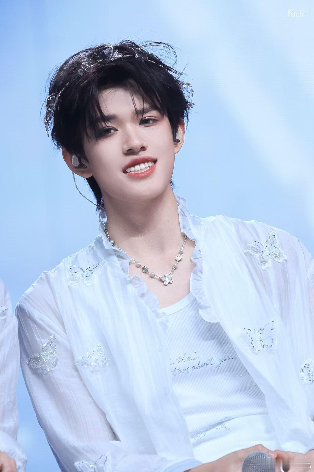 张极 再浪漫一下 一句再浪漫一下直接戳中人心，张极在舞台上又浪漫又有气场，颜值和