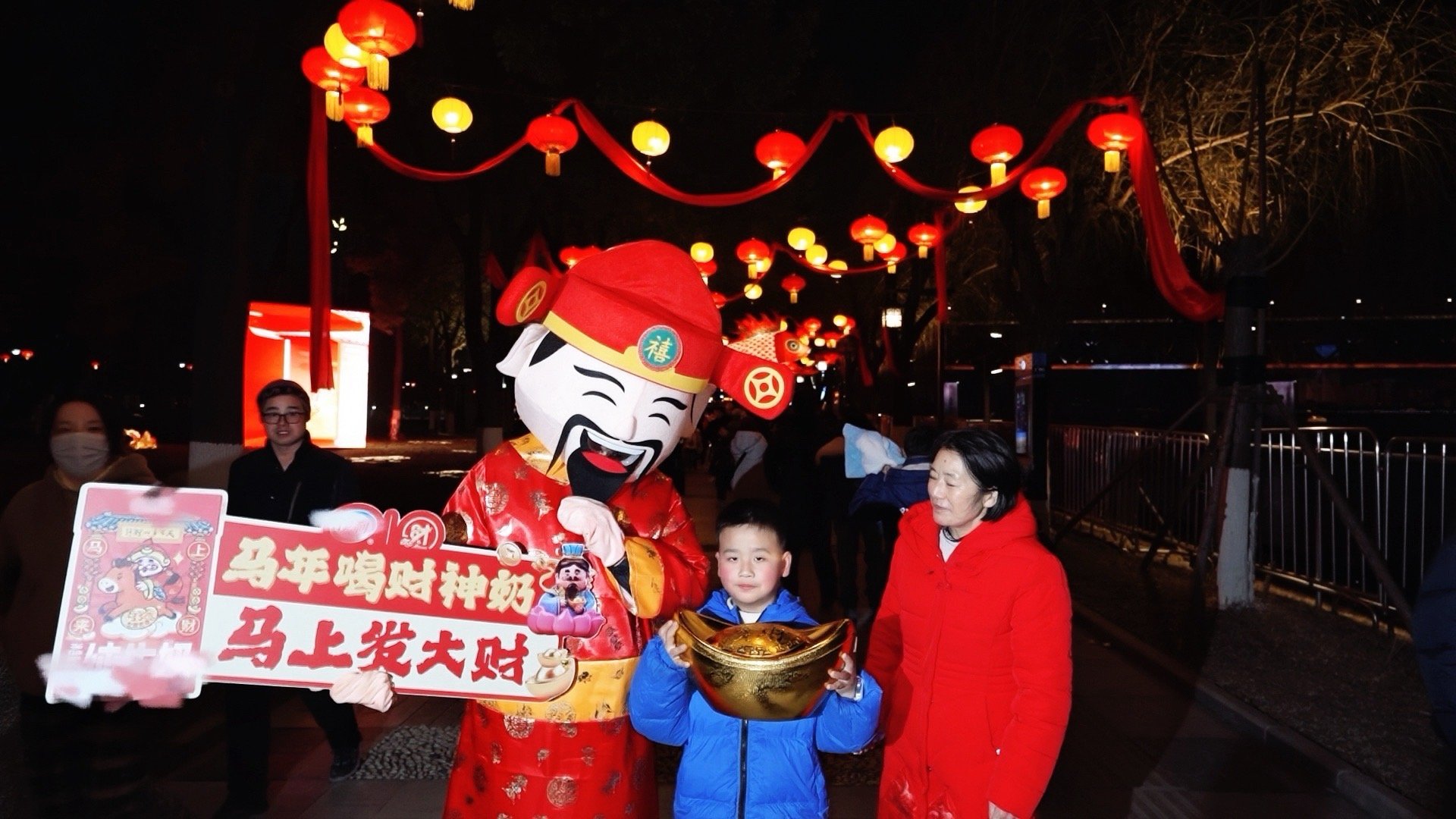 武汉灯会偶遇高颜值财神天团这届财神颜值也太卷了吧马年新春氛围直接拉满！武汉灯会惊