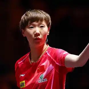 乒乓球瑞典大满贯赛最新战报
王曼昱4比1彭郁涵，具体比分：12比14,11比4,