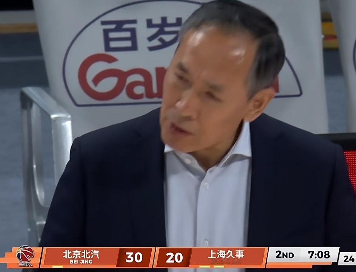 一场诡异的比赛。京沪大战第四场北京队只打了半场好球，就在一片假球质疑声中决定不再