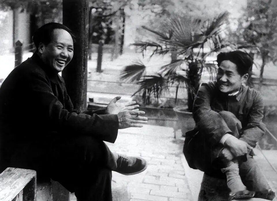 一张老照片拍摄于1949年，毛岸英穿上了中山装，穿上了布鞋。