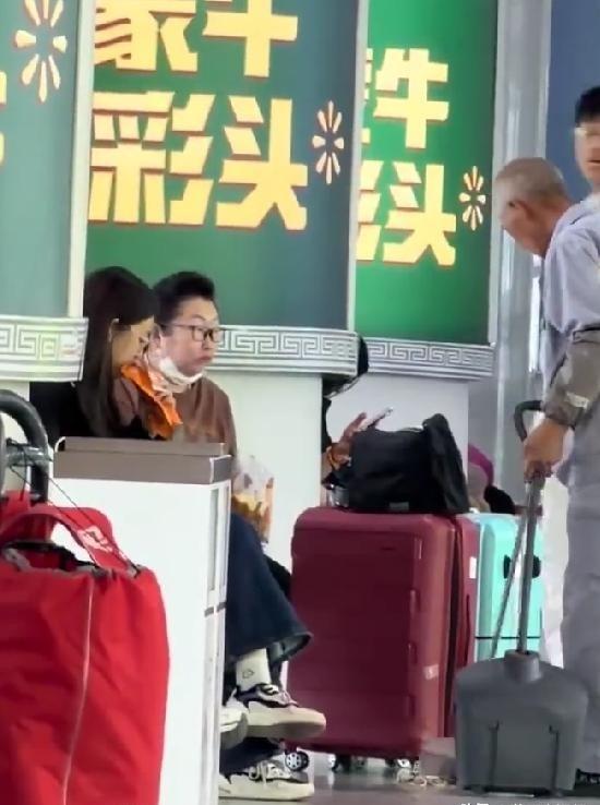 素质败坏的父母！没教养的女儿！这一家三口全网社死了！
5月8号，呼和浩特高铁大厅
