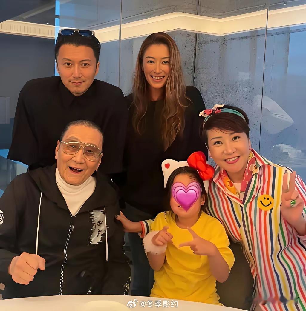 钱再多有什么用？谢贤去世前，一双儿女都不在身边，谢霆锋在青岛准备演唱会，谢婷婷在