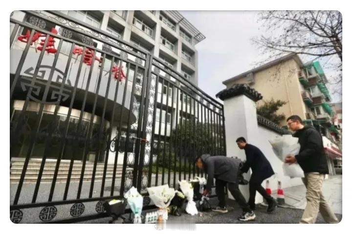 为啥那么多群众自发凭吊宗庆后？  一. 没有移民改国籍  二. 没有转移任何资产