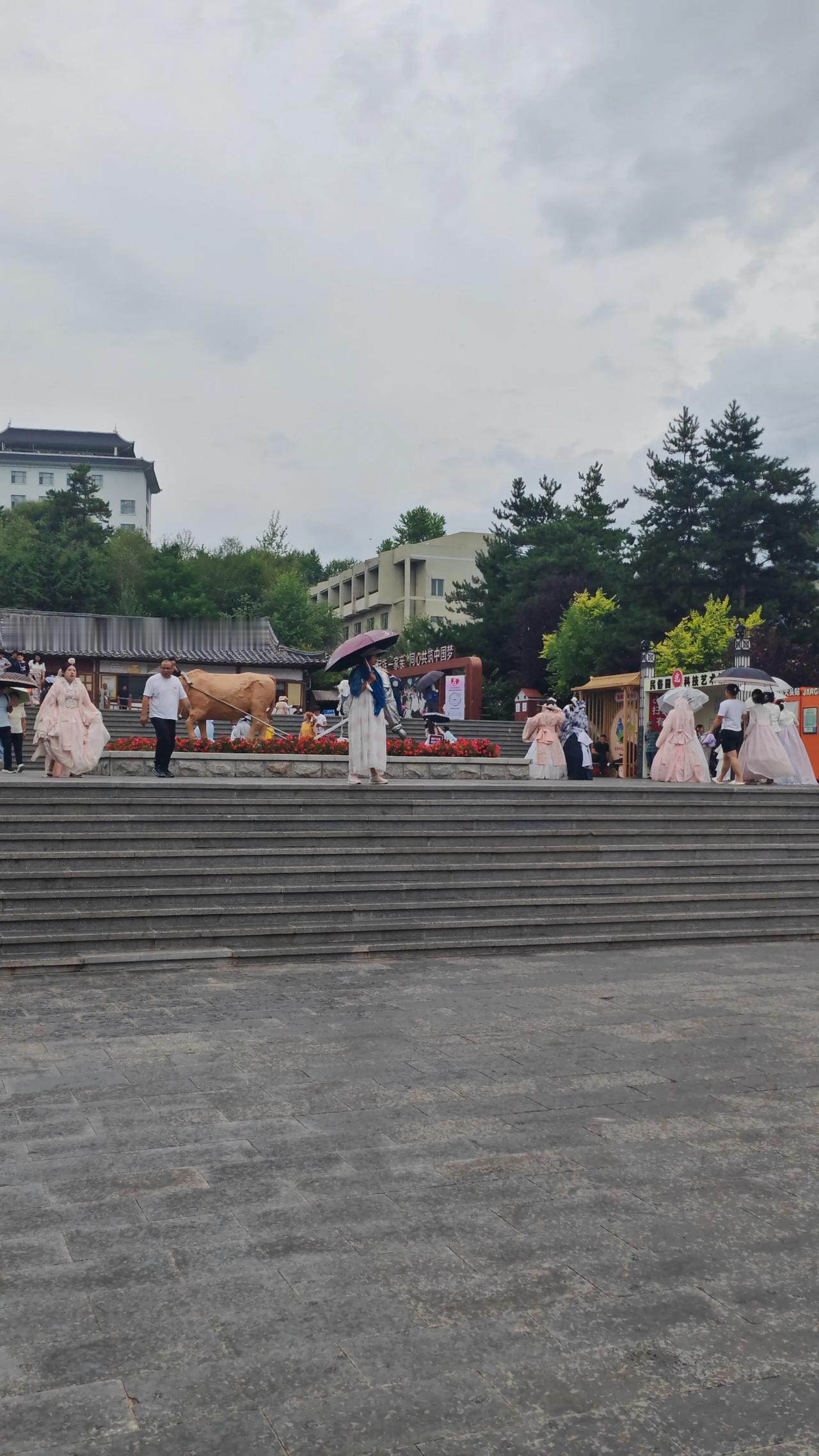 延边朝鲜民俗园也太火了吧，就算下雨，园里依旧人挤人！
“五一”和“十一”假期，这