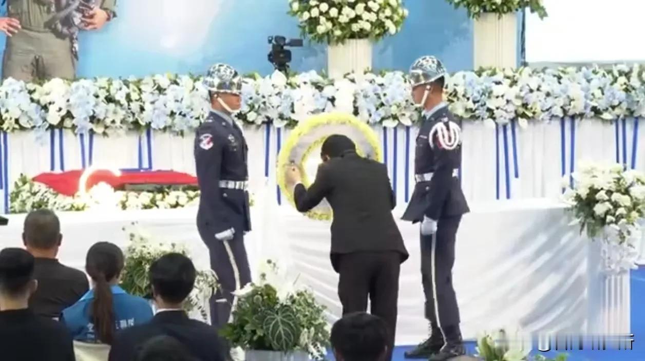 赖清德又去鞠躬了

今天，赖清德到了花莲
参加坠机身亡的辛柏毅追悼仪式
他敬献了