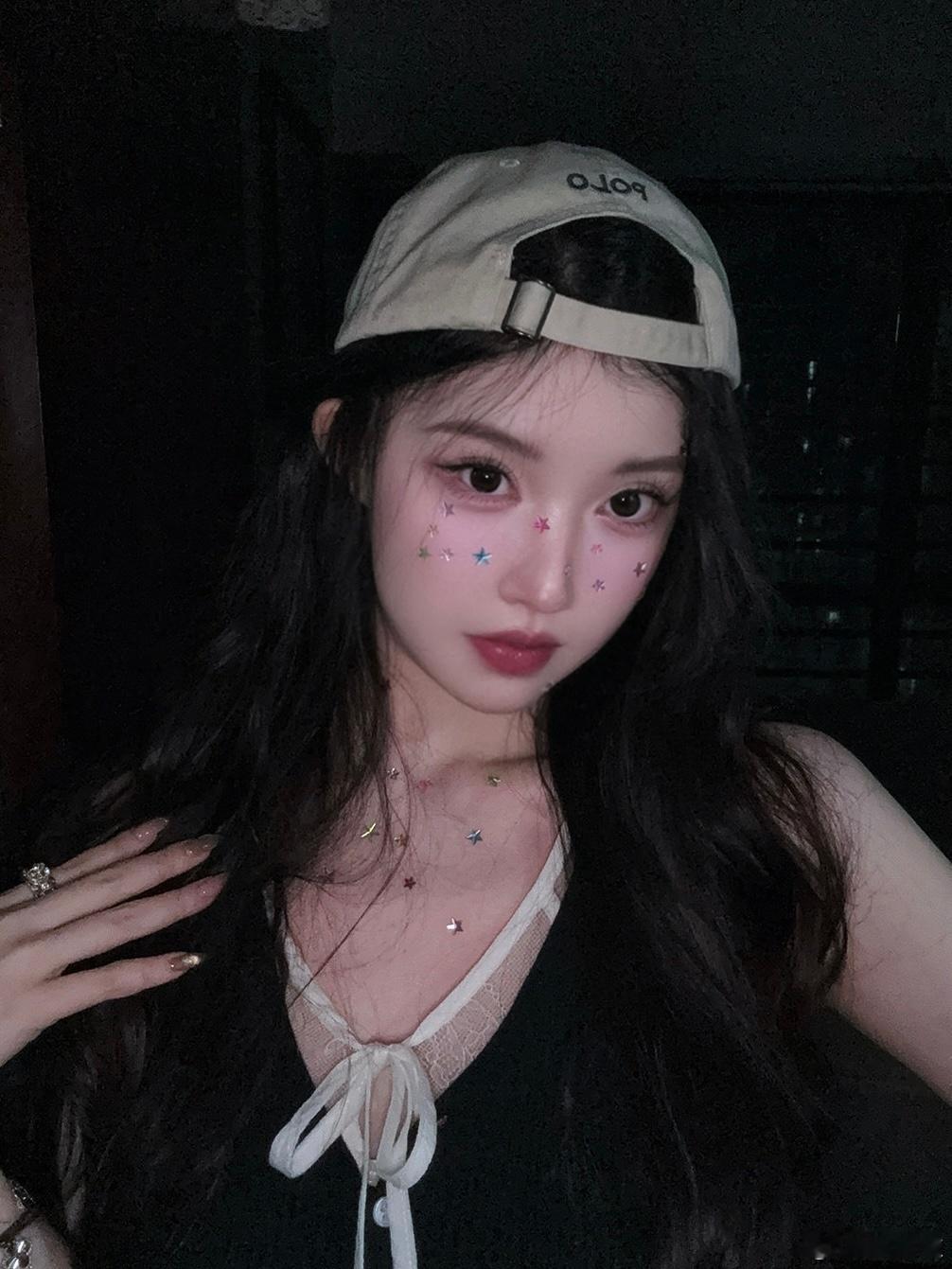 把星星贴纸贴在脸上⭐️ 