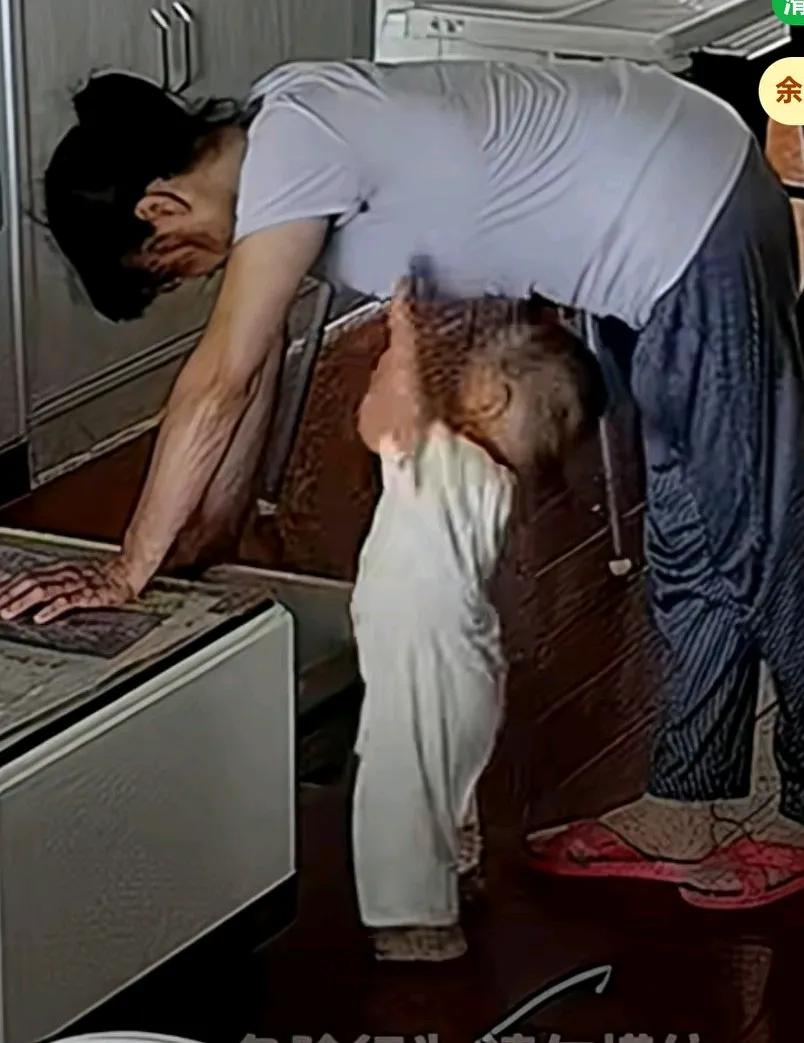 56岁月嫂阿姨在家带娃时打瞌睡，下一秒宝宝没站稳摔倒，磕到后脑勺，
妈妈看到的那