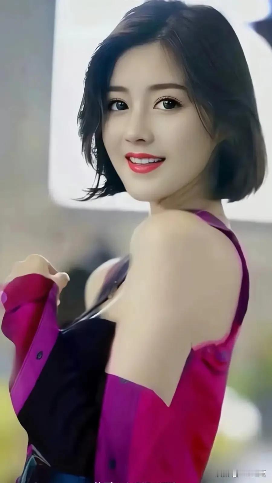 甜美笑容，时尚穿搭，元气满满的一天！😊✨