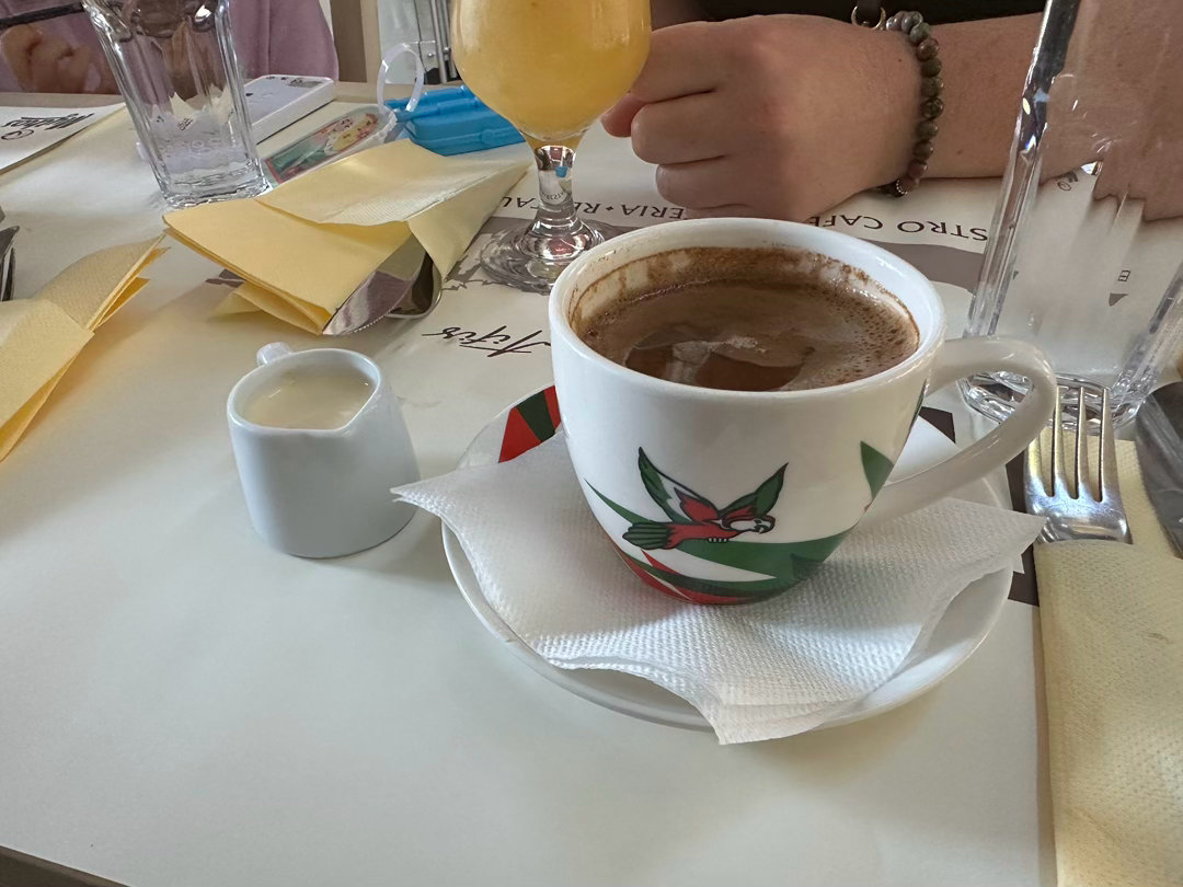 好奇Greek coffee有什么不一样。尝到了就后悔，一嘴渣子哈哈哈哈哈像是烟