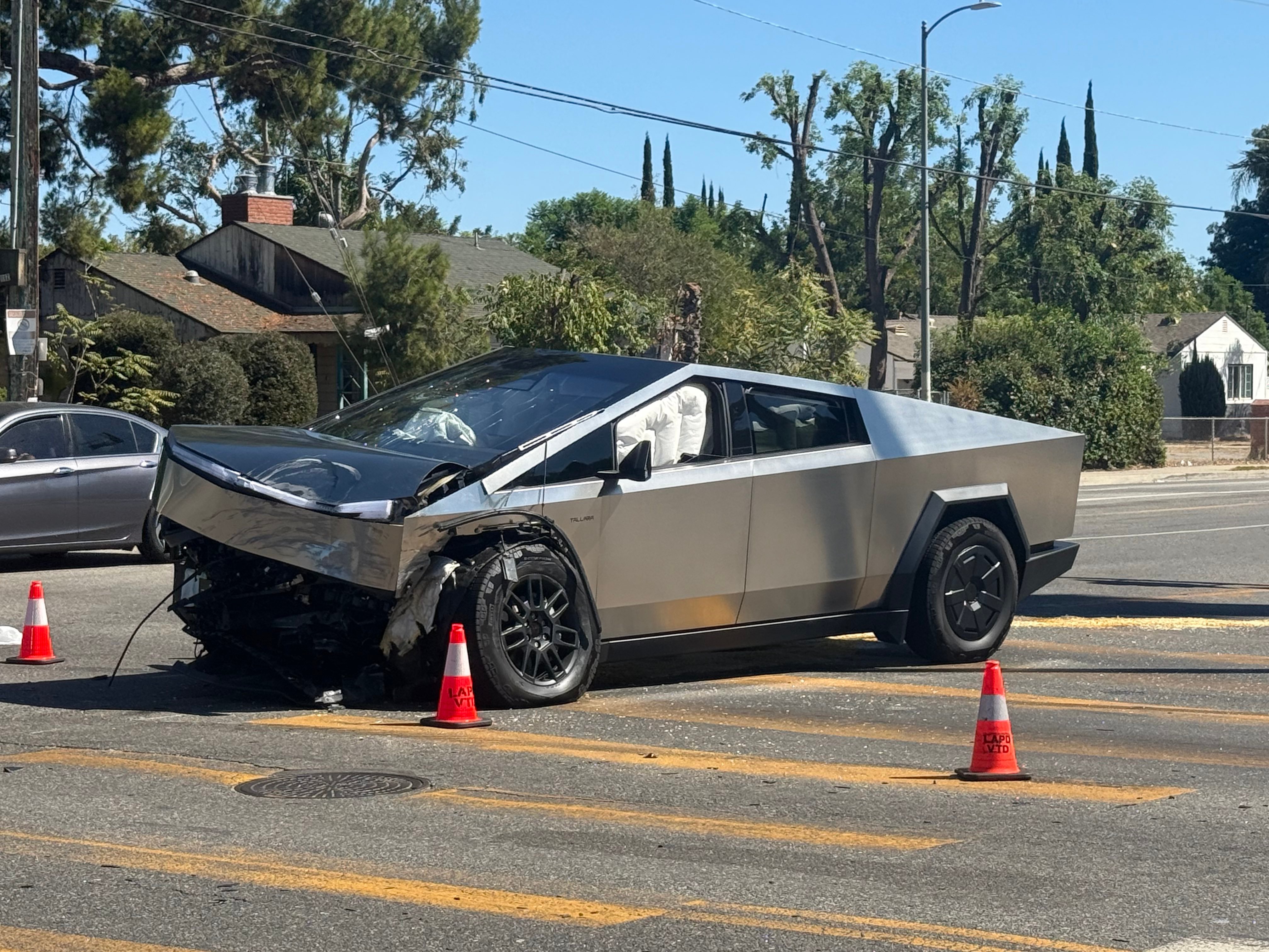 Cyber​​truck 首席工程师 Wes Morrill 称，由于车辆离地面
