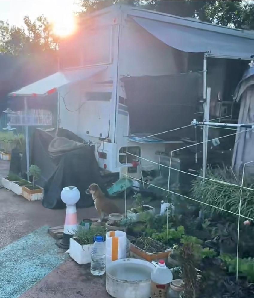 云南保山青华湖房车营地，网友发视频称，一房车占三个位置，搭建十多平米的帐篷，把公