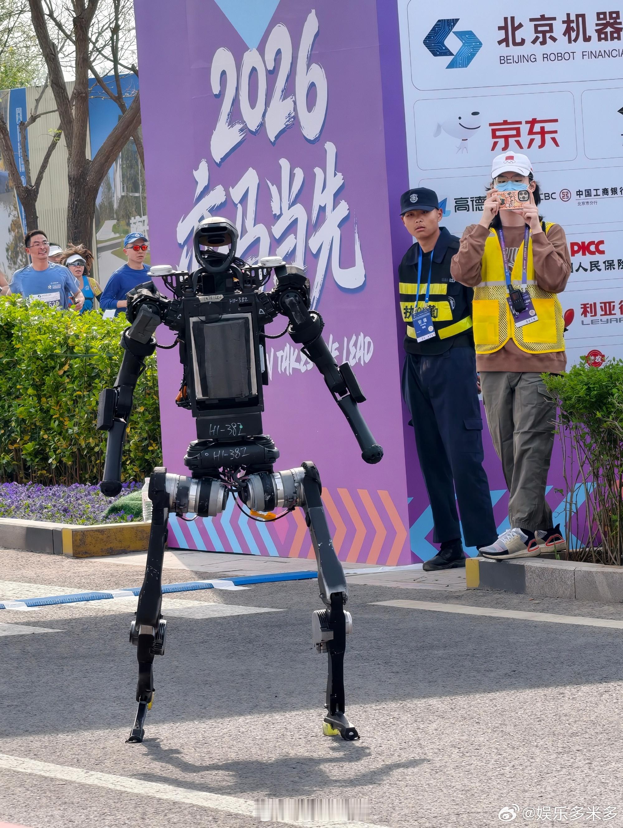别给我们机器人累着了 不管是赛场冲刺还是舞台表演，机器人拼尽全力，累到瘫倒、鼓掌