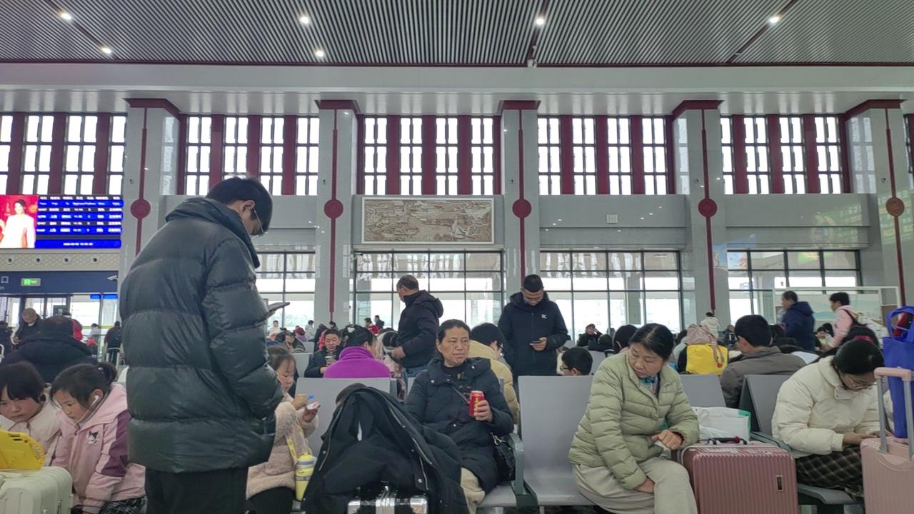 晒图笔记大赛今天来到高铁站，人有点多，还在春运中。