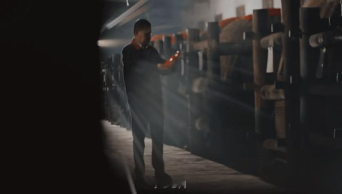 春晚喜剧没看够？艾伦那句“红西凤一摆，热热闹闹才是年！”我已经循环一整天了！春晚