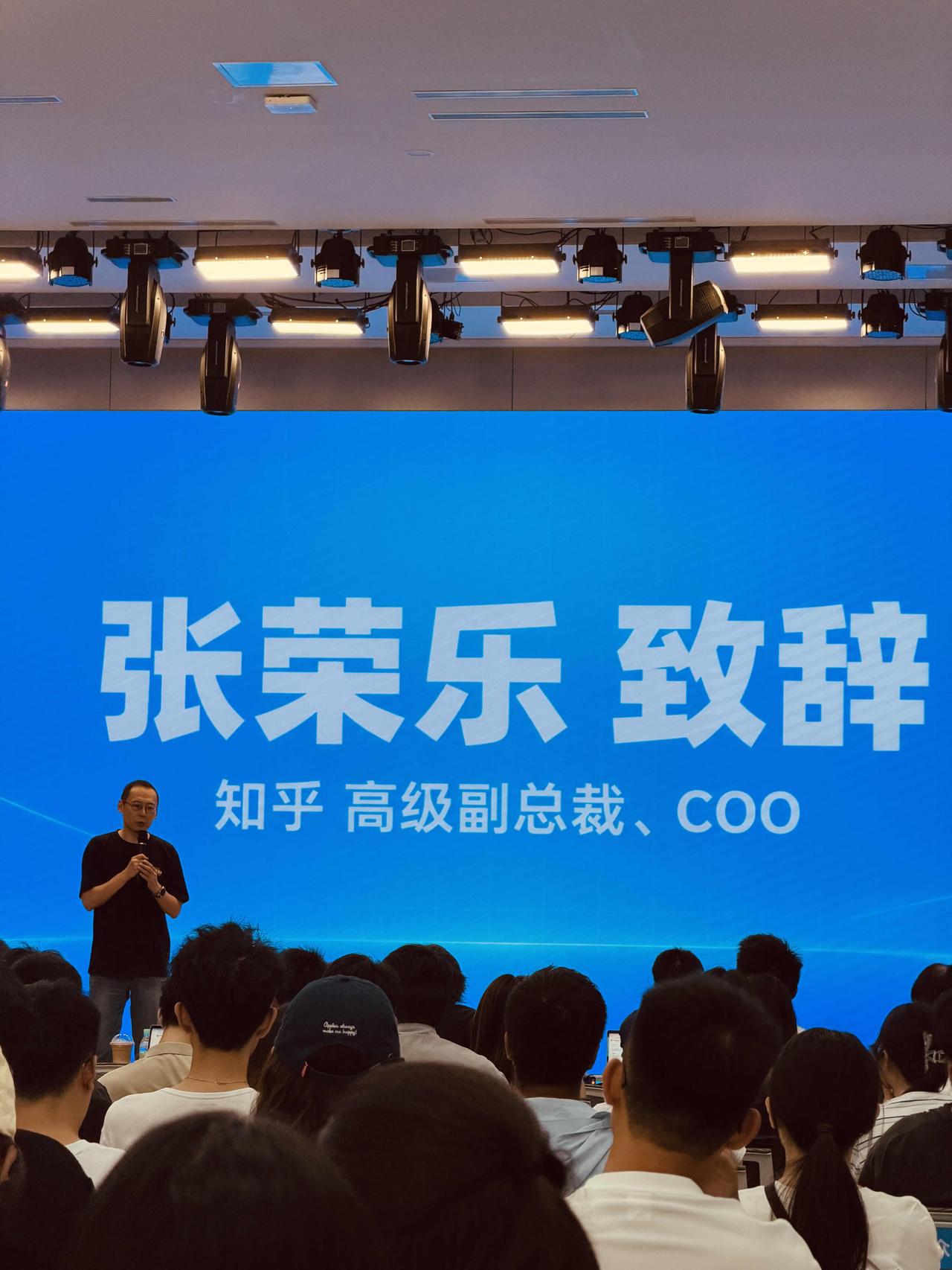 刚听了会儿知乎的黑客松，很有意思。这帮大学生把知识，把社区变成 agent，游戏