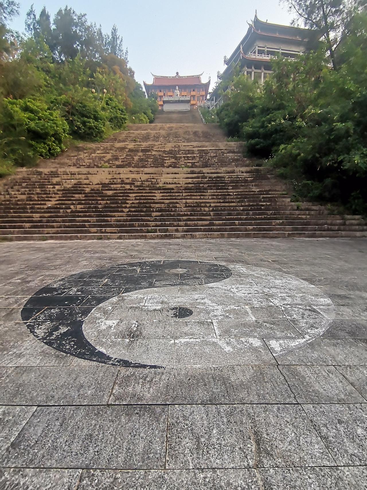 吴航十二景之一龙角峰寺庙《龙角含烟》：
汇聚天地灵气，吸纳日月精华；
集萃阳光德