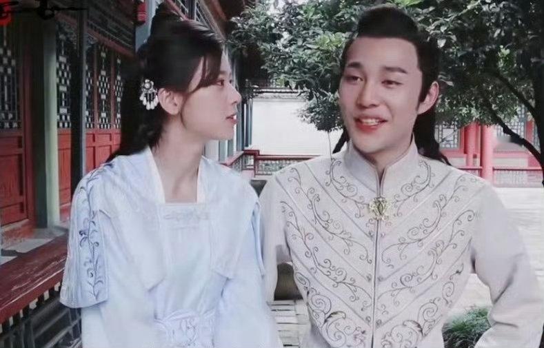 赵昭仪袁昊合作过一夜新娘袁昊在《一夜新娘》里的古装扮相太绝了，帅气又潇洒，和赵昭