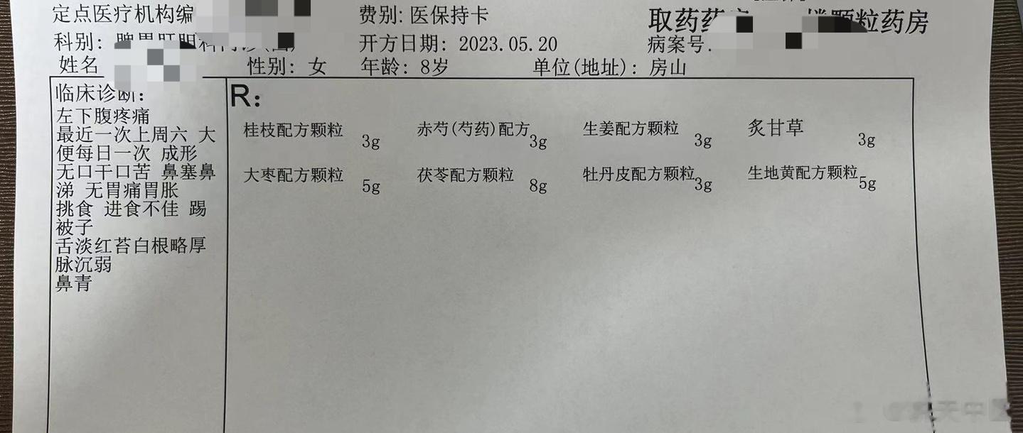 【手指干裂、疼痛】这个小姑凉来复诊了，8岁，很开心。进诊室，我主动让她把手给我看