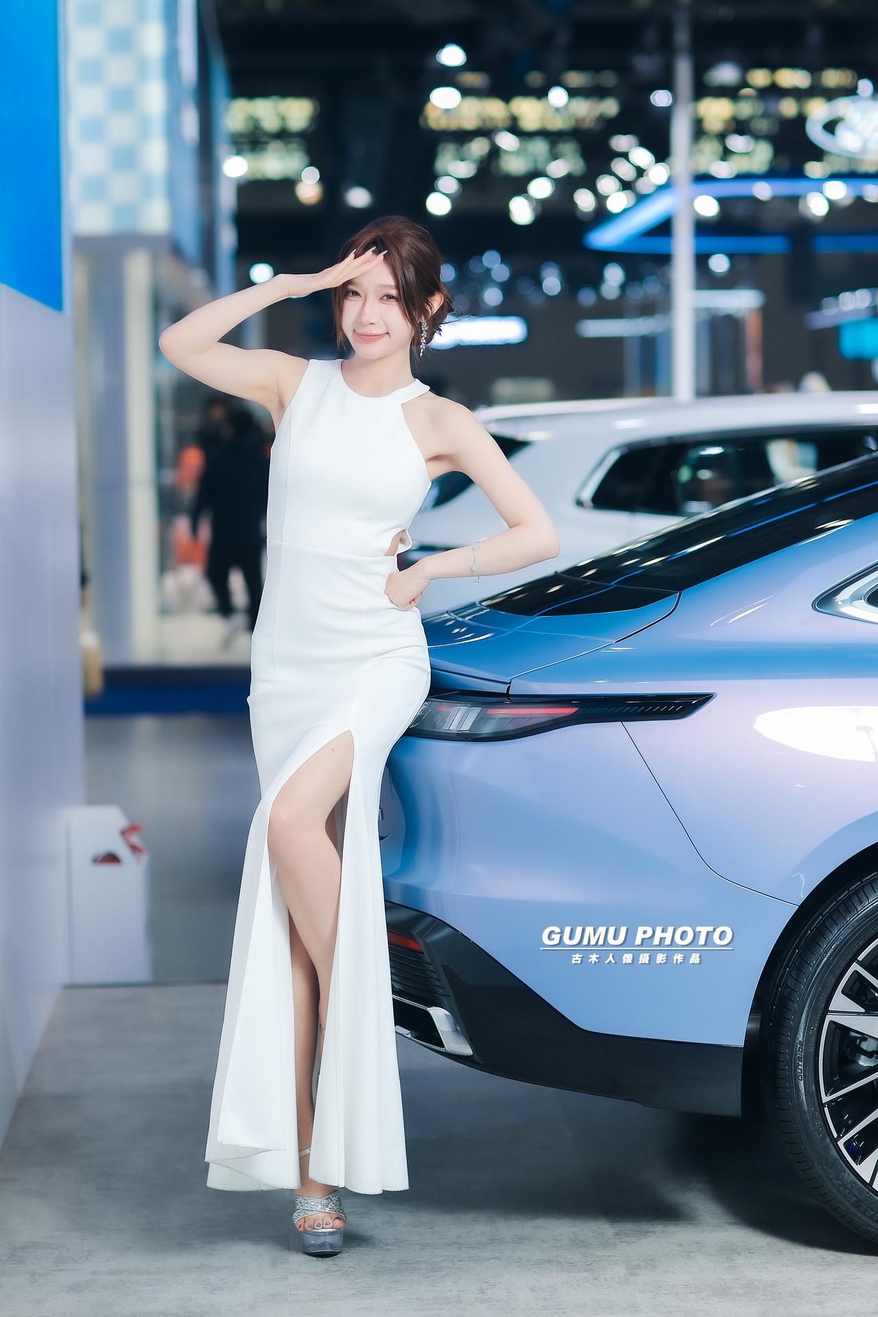 2025重庆汽车消费节长安汽车展台模特小姐姐