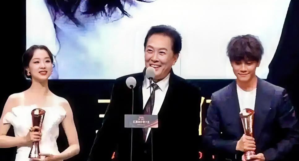 唐国强也去演短剧了

2026年2月26日，微短剧《无名者之光》在横店开机，短剧