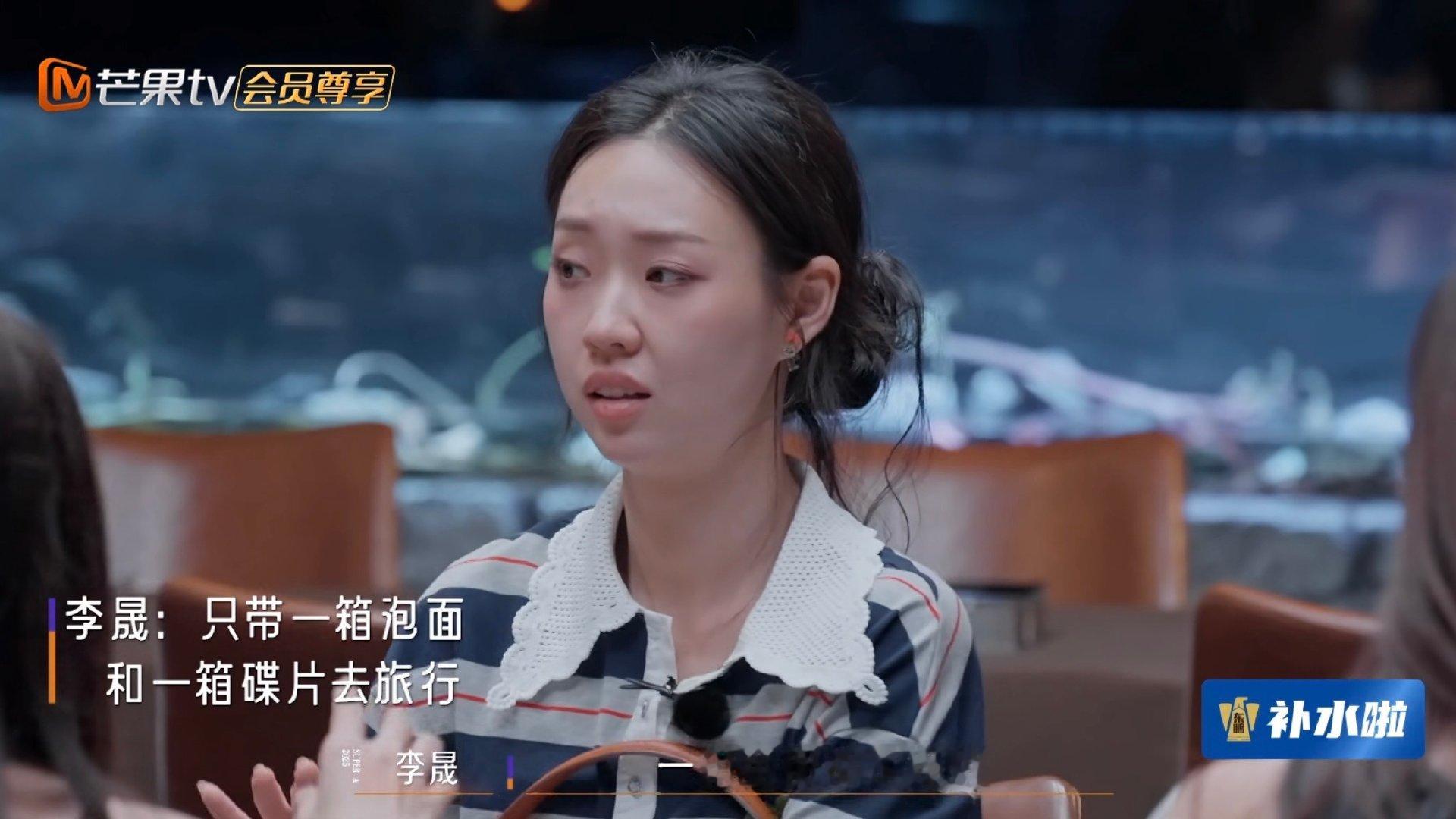 李晟旅行带了一箱子泡面李晟旅行带一箱泡面一箱碟片别的一点没带啊 ​​​