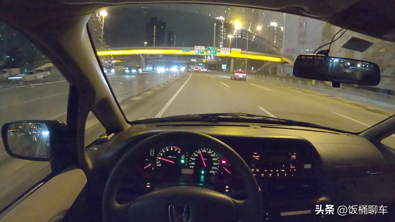 给SUV车主以及喜爱SUV的朋友们提个醒。
SUV因车身设计较高，正前方远处的视