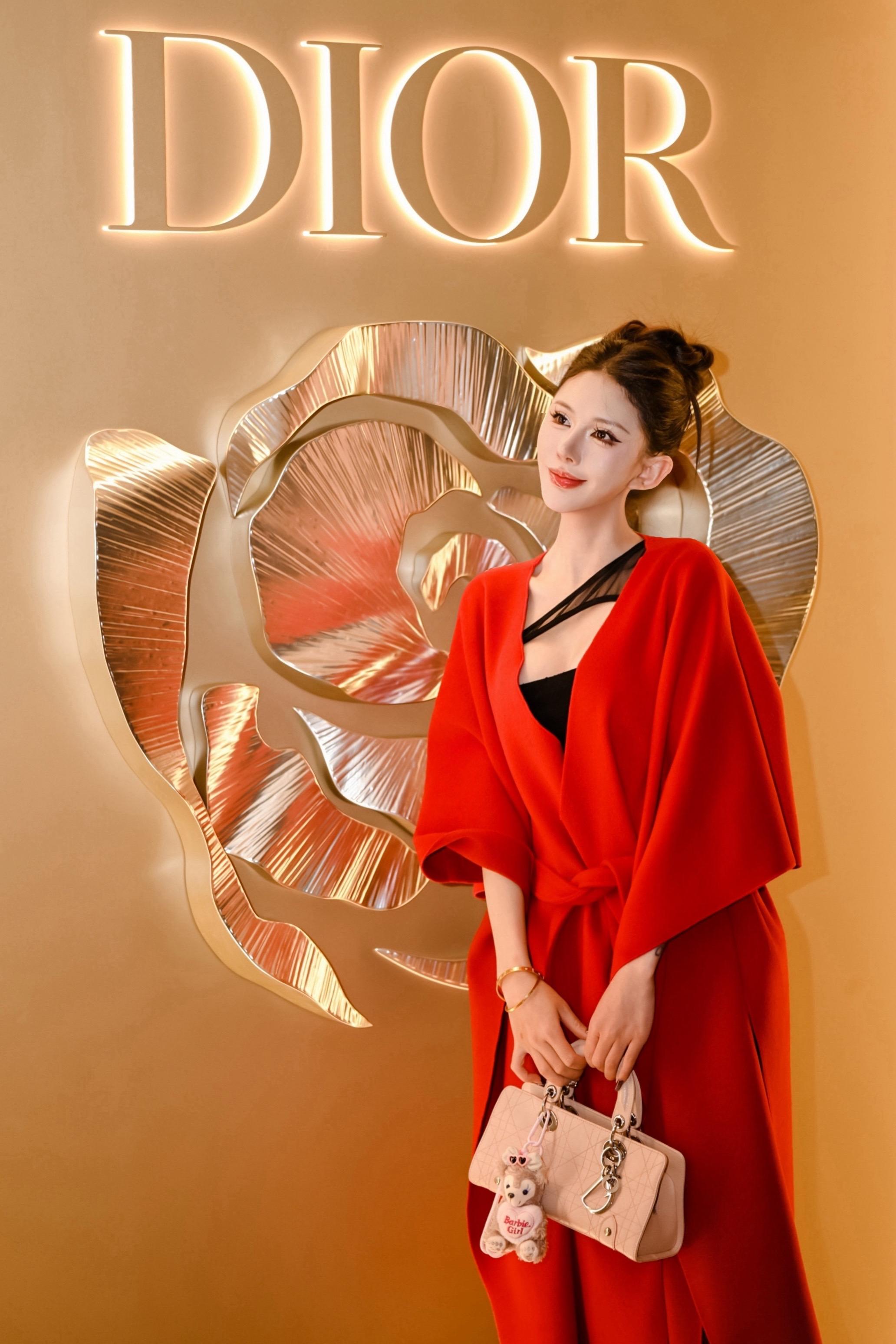 我们爱钱的女人最真实了 只要收了钱和礼物就开心的转圈圈 也没有什么坏心思