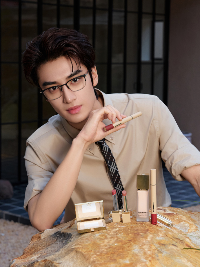 让张康乐戴眼镜的是天才张康乐衬衫领带眼镜造型高智感 张康乐衬衫领带眼镜造型高智感