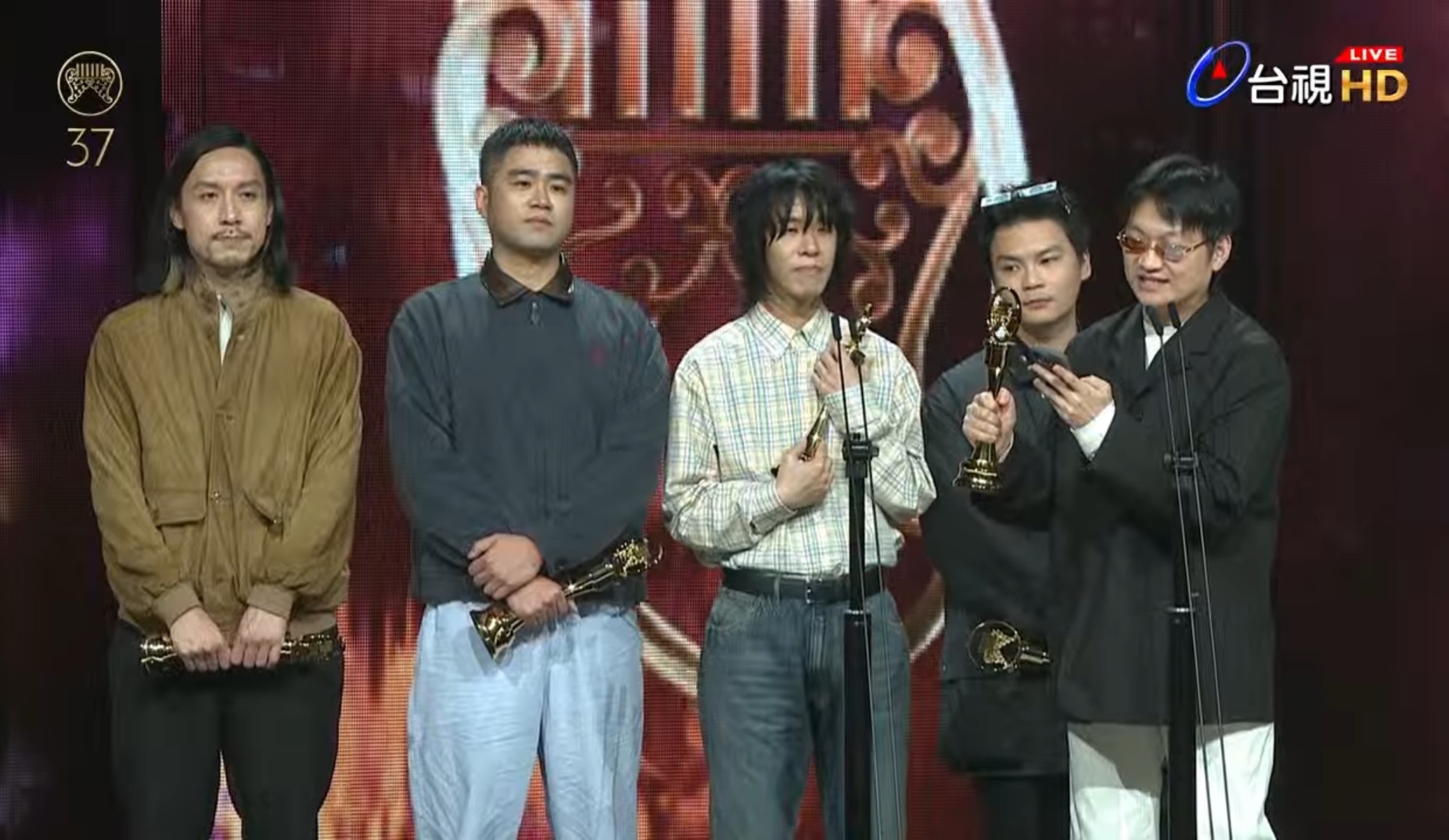 37届金曲奖 最佳乐团奖：落日飞车「QUIT QUIETLY」其他入围的有：ic