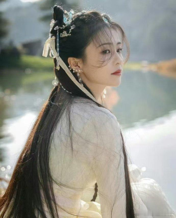 明天别忘了看《莫离》官宣，白鹿生日卡点，大女主待遇绝了！丞磊加盟，太期待了。白鹿