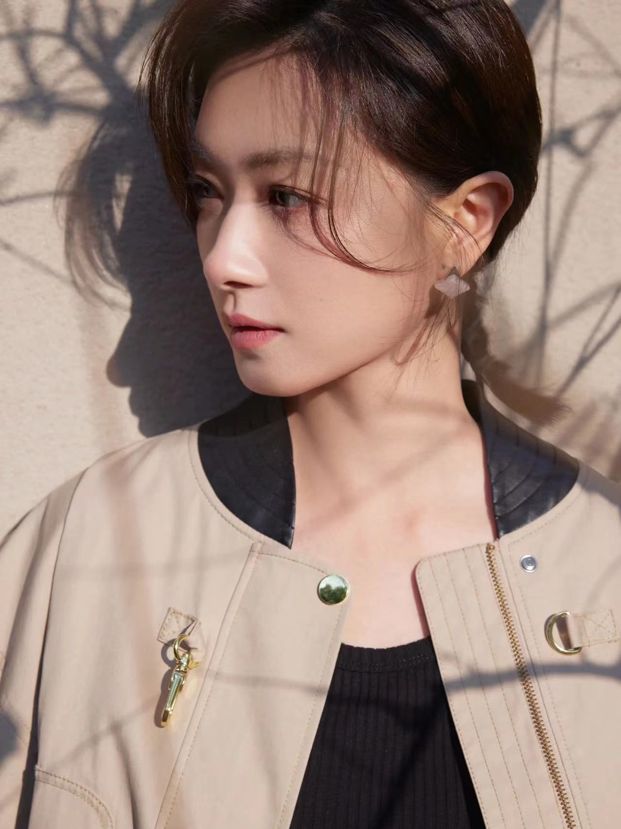 #万茜丝袜配运动鞋# 万茜丝袜配运动鞋，主打的就是春日又休闲，好特别的穿搭 ​​