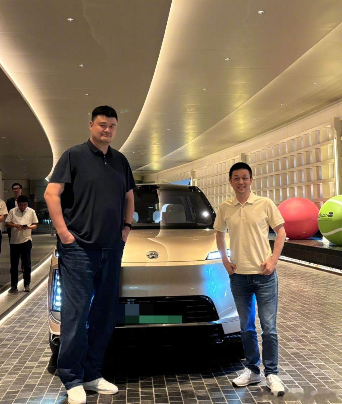 李斌姚明同看总决赛  蔚来CEO李斌如约现身，与姚明同坐看台观赛，两人赛前更是同